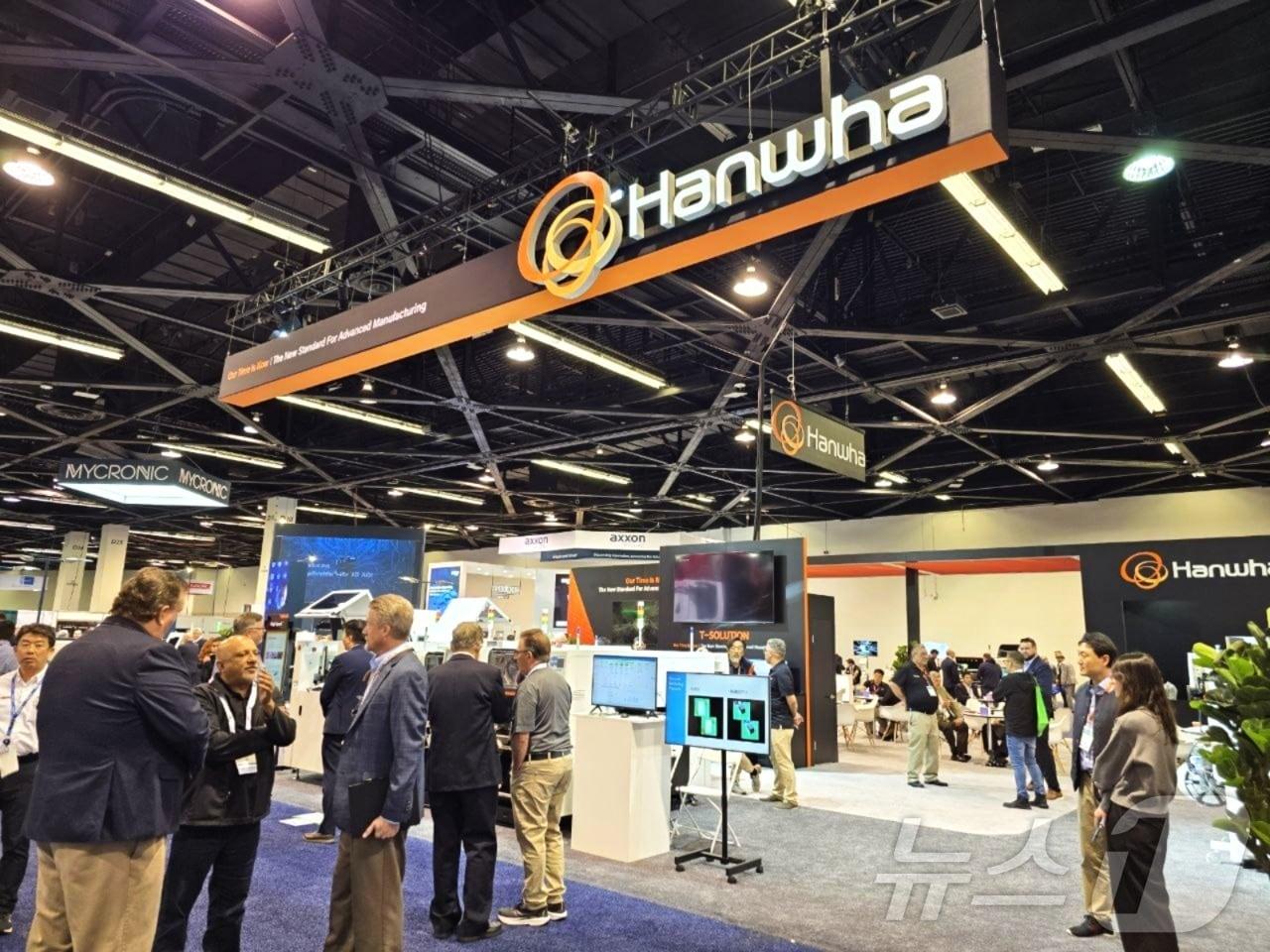 본문 이미지 - 한화세미텍 IPC APEX 엑스포 2025 전시 부스(한화세미텍 제공)