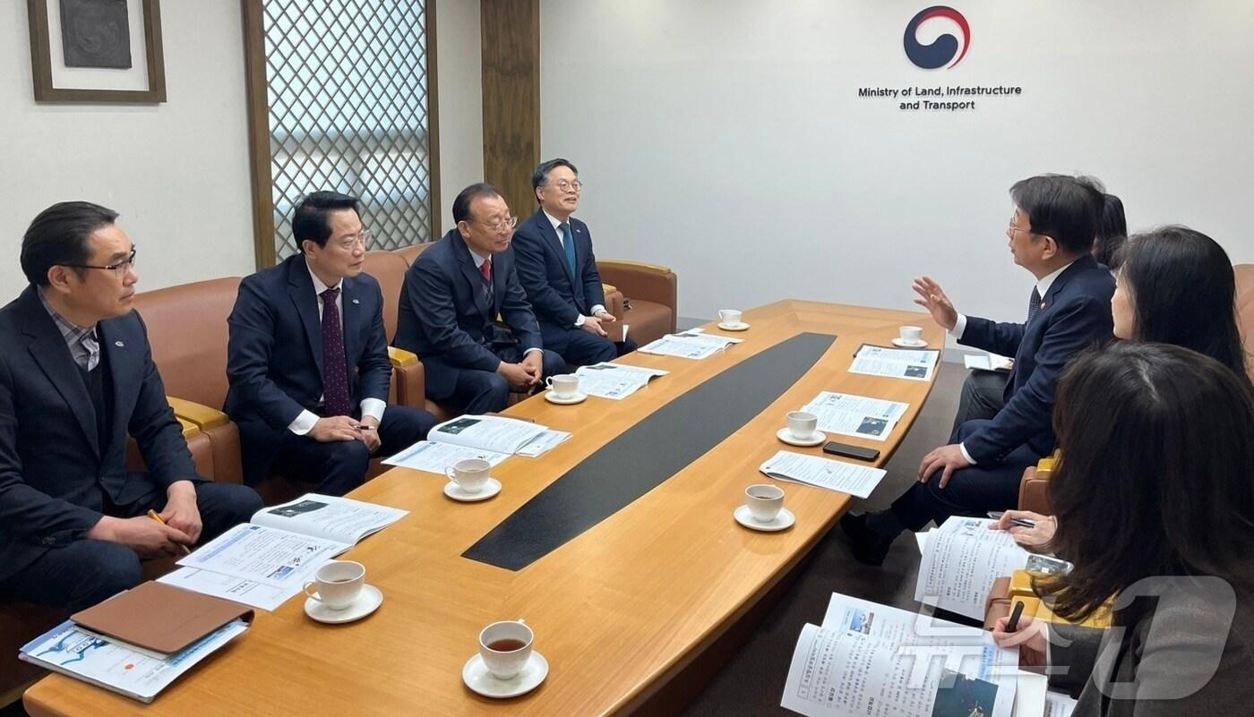 2026여수세계섬박람회 조직위원회가 18일 박상우 국토부 장관을 만나 현안 사업을 건의하고 있다.(여수시 제공. 재판매 및 DB 금지)
