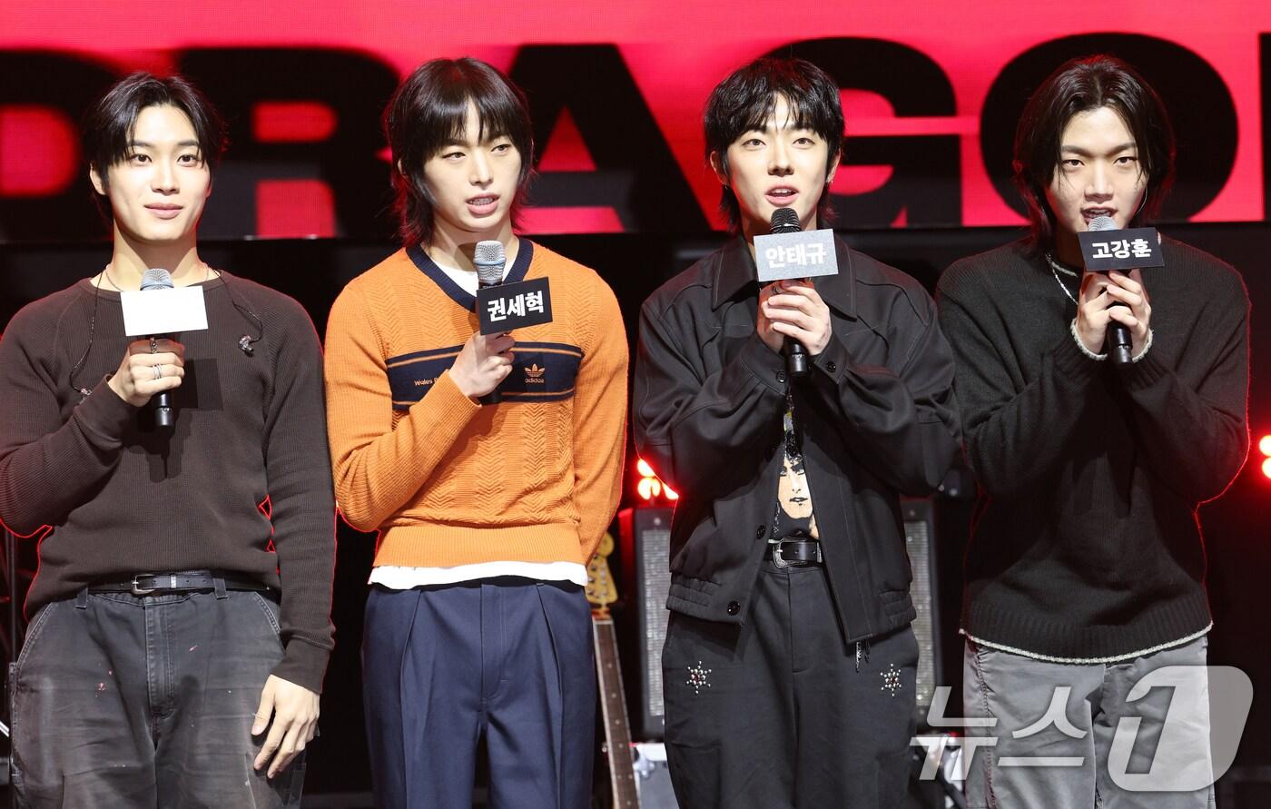 밴드 드래곤포니의 편성현&#40;왼쪽부터&#41;과 권세혁, 안태규, 고강훈이 19일 오후 서울 서대문구 신촌로 예스24 원더로크홀에서 가진 두 번째 EP앨범 &#39;Not Out&#40;낫 아웃&#41;&#39; 발매 기념 쇼케이스에서 인사말을 하고 있다. 2025.3.19/뉴스1 ⓒ News1 권현진 기자