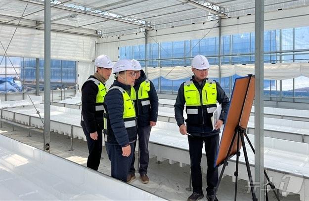 본문 이미지 - 전병칠 한국농어촌공사 제주지역본부장이 지난 18일 비축농지 임대형 스마트팜 사업 현장을 방문해 추진 상황을 점검하고 있다.&#40;한국농어촌공사 제주지역본부 제공. 재판매 및 DB 금지&#41;