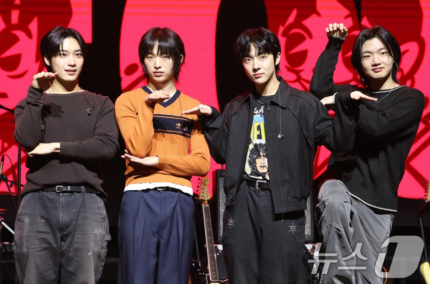 본문 이미지 - 밴드 드래곤포니의 편성현(왼쪽부터)과 권세혁, 안태규, 고강훈이 19일 오후 서울 서대문구 신촌로 예스24 원더로크홀에서 가진 두 번째 EP앨범 'Not Out(낫 아웃)' 발매 기념 쇼케이스에서 포즈를 취하고 있다. 2025.3.19/뉴스1 ⓒ News1 권현진 기자