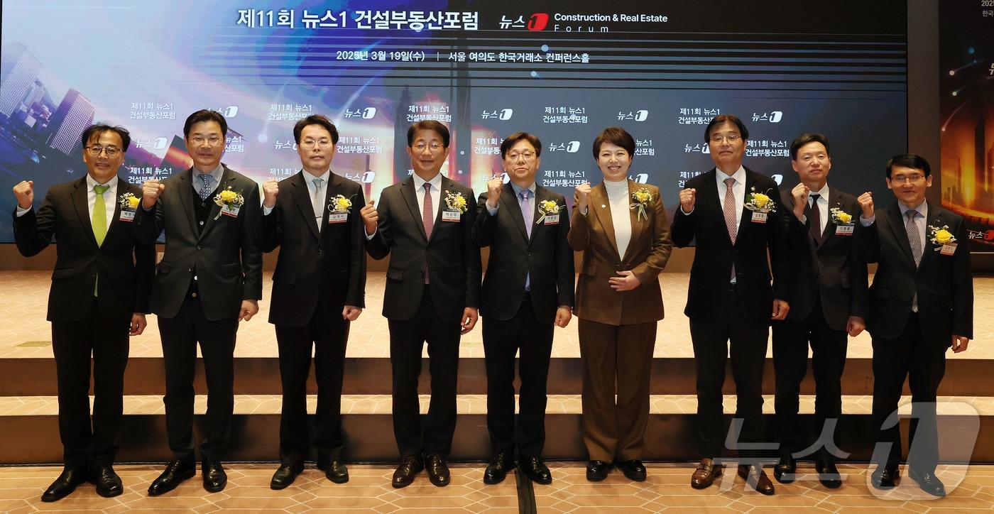 19일 서울 여의도 한국거래소에서 열린 제11회 뉴스1 건설부동산포럼에서 박상우 국토교통부 장관, 이영섭 뉴스1 대표이사, 김은혜 국회 국토교통위원회 위원을 비롯한 참석자들이 기념촬영 하고 있다. 올해로 11회를 맞이한 뉴스1 건설부동산포럼은 ‘대전환 시대 건설부동산, AI로 미래 그리다’를 주제로 열렸다. 2025.3.19/뉴스1 ⓒ News1 박세연 기자