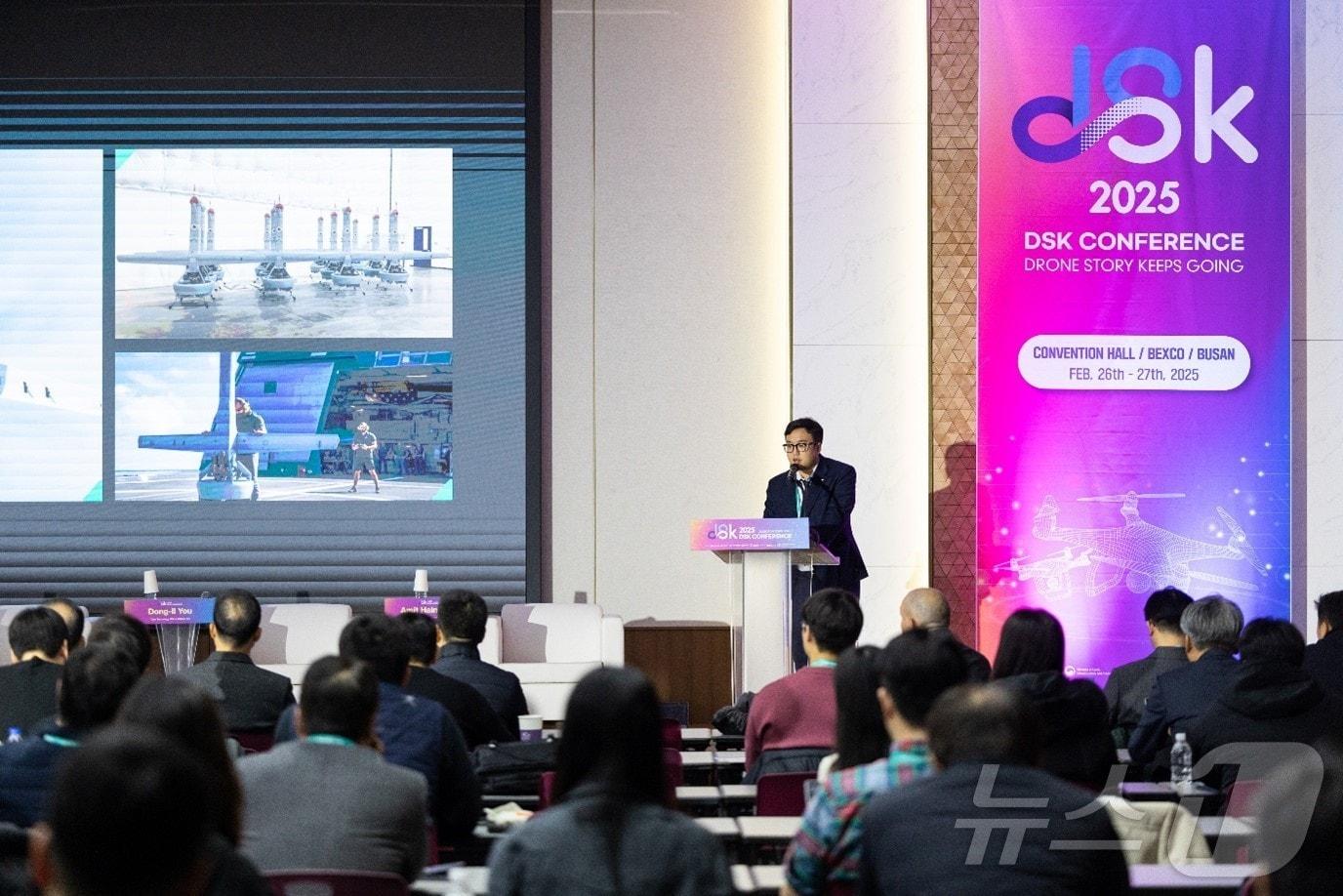 본문 이미지 - 퀀텀에어로 전동근 이사회 의장이 '드론쇼코리아2025 컨퍼런스'에서 연설하고 있다.(퀸텀에어로 제공)
