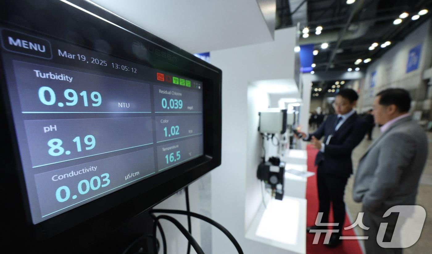 경기 고양시 킨텍스에서 열린 국제물산업박람회에서 관람객들이 수질계측기를 살펴보고 있다. 2025.3.19/뉴스1 ⓒ News1 신웅수 기자