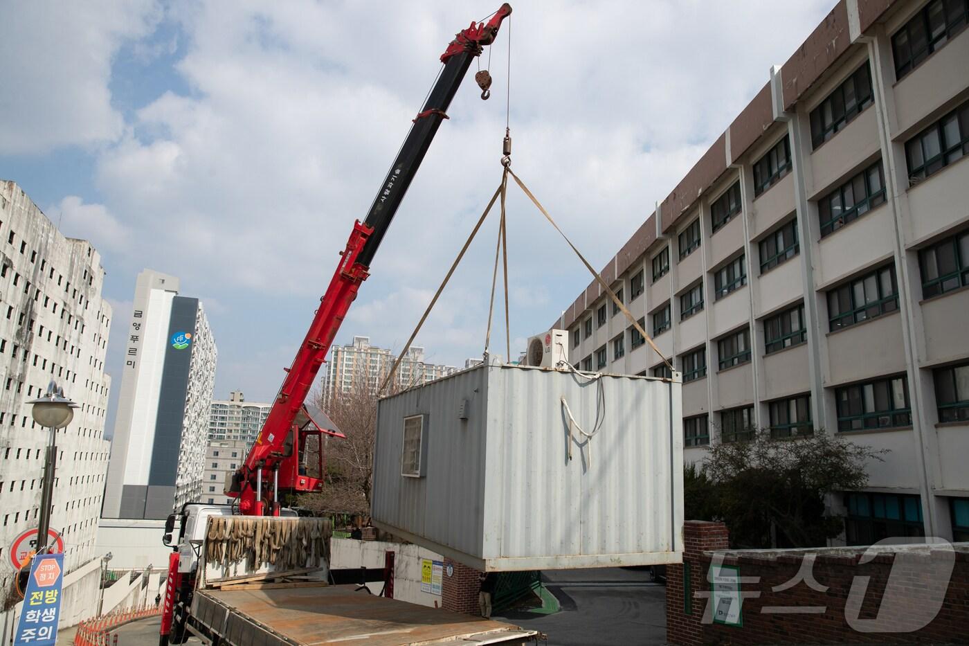 19일 광주 남구 대광·서진여고 통학로를 막고 있던 컨테이너가 철거되고 있다.&#40;광주교육청 제공. 재배포 및 DB 금지&#41;
