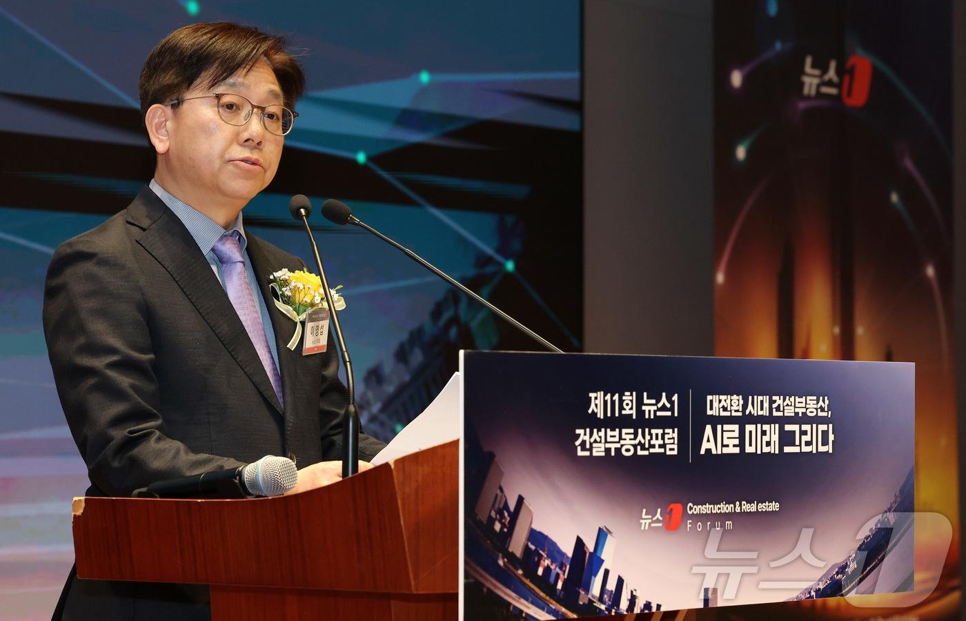 이영섭 뉴스1 대표이사가 19일 서울 여의도 한국거래소에서 열린 제11회 뉴스1 건설부동산포럼에서 개회사를 하고 있다. 올해로 11회를 맞이한 이번 뉴스1 건설부동산포럼은 ‘대전환 시대 건설부동산, AI로 미래 그리다’를 주제로 열렸다. 2025.3.19/뉴스1 ⓒ News1 박세연 기자