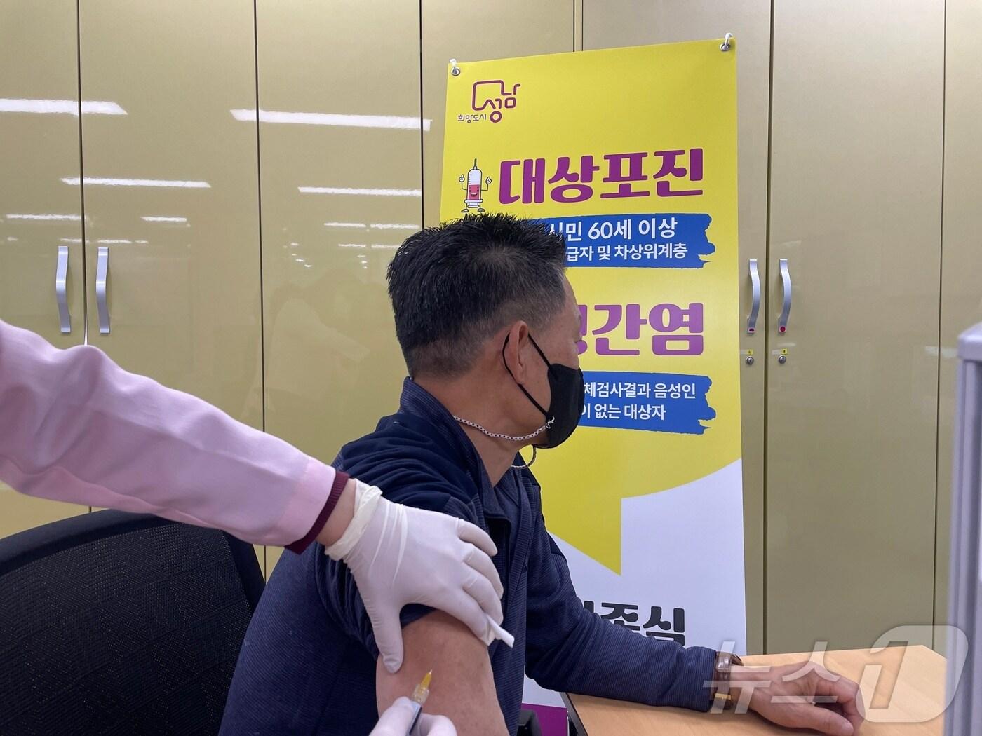 본문 이미지 - 경기 성남시가 올 하반기부터 &#39;대상포진 예방접종&#39; 지원 대상을 65세 이상으로 확대한다. 사진은 중원구보건소에서 한 시민이 대상포진 예방접종을 받고 있는 모습.&#40;제공. 재판매 및 DB금지&#41;/뉴스1