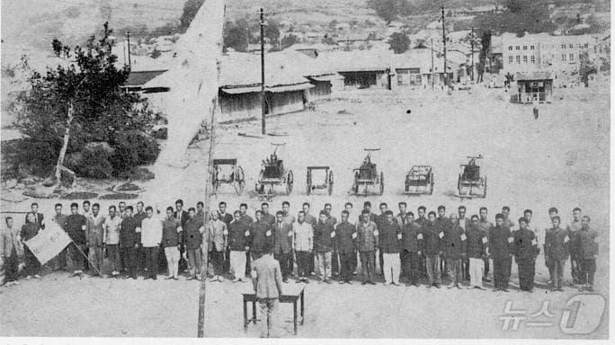 본문 이미지 - 1935년 강화의용소방대 창설식(인천소방본부 제공) / 뉴스1