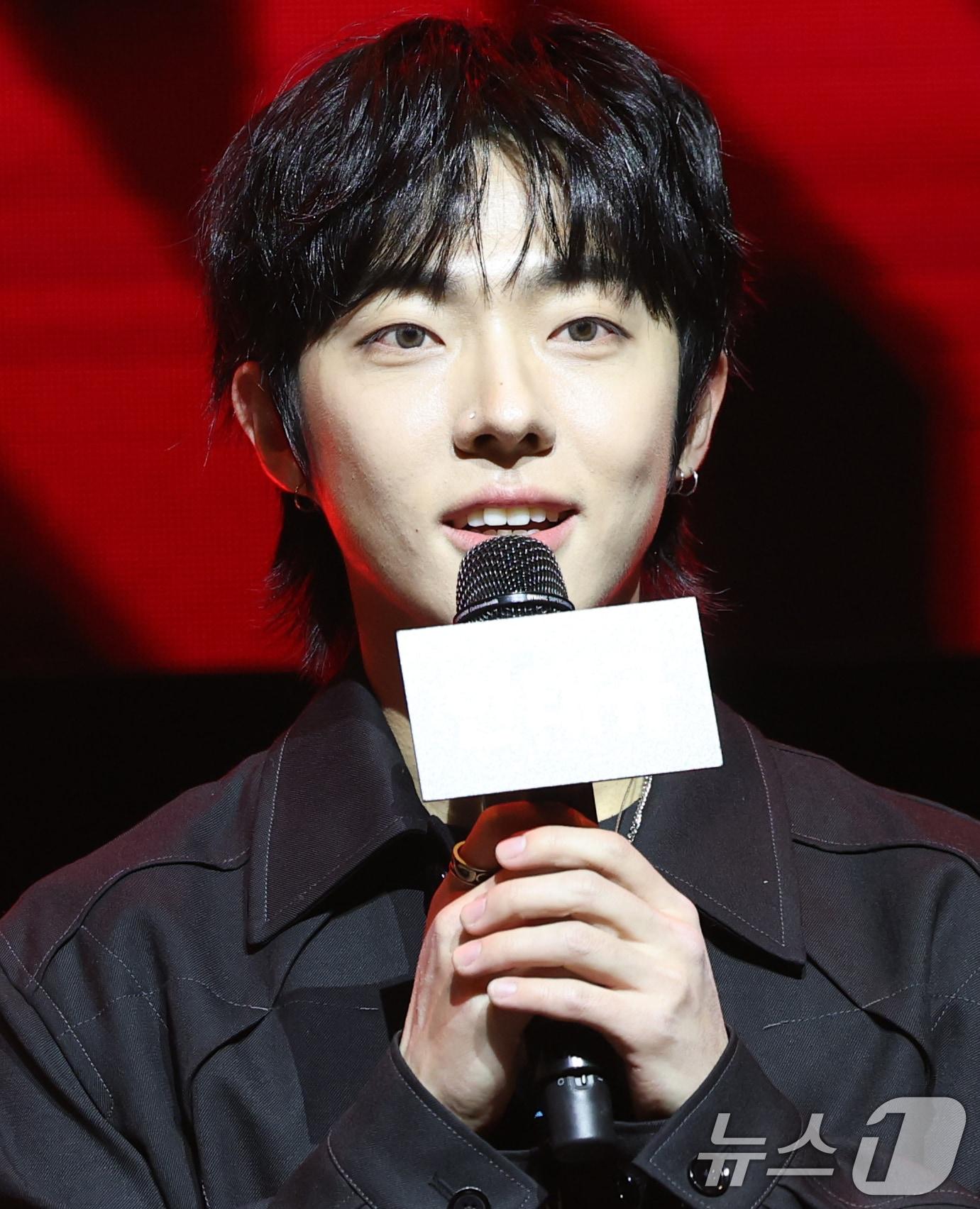 본문 이미지 - 밴드 드래곤포니의 안태규가 19일 오후 서울 서대문구 신촌로 예스24 원더로크홀에서 가진 두 번째 EP앨범 &#39;Not Out&#40;낫 아웃&#41;&#39; 발매 기념 쇼케이스에서 인사말을 하고 있다. 2025.3.19/뉴스1 ⓒ News1 권현진 기자