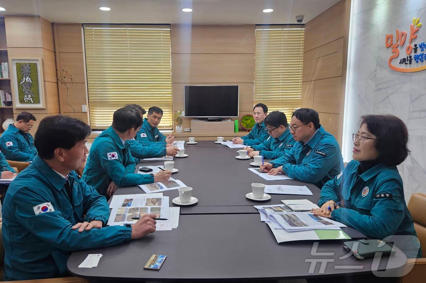 이미라 산림청 차장&#40;맨 오른쪽&#41;이 안병구 밀양시장&#40;맨 왼쪽&#41;과 소나무재선충병 특별방제구역 총력방제를 위한 대책을 논의하고 있다.&#40;산림청 제공. 재판매 및 DB금지&#41;/뉴스1