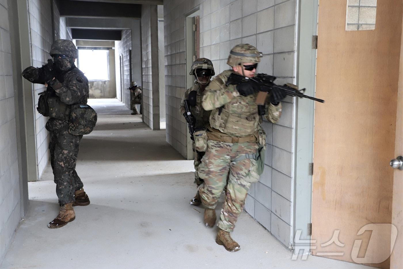 연합 EHCT팀이 EH/IED가 설치된 건물 내부를 수색·정찰하고 있다.(3공병여단 제공, 재판매 및 DB금지)