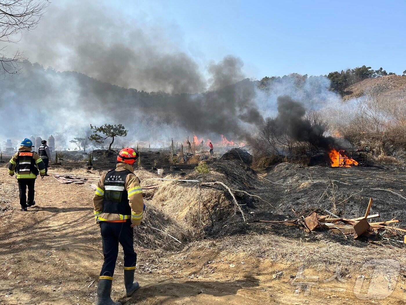 본문 이미지 - 영농 부산물 소각 중 발생한 화재.(증평소방서 제공)/뉴스1