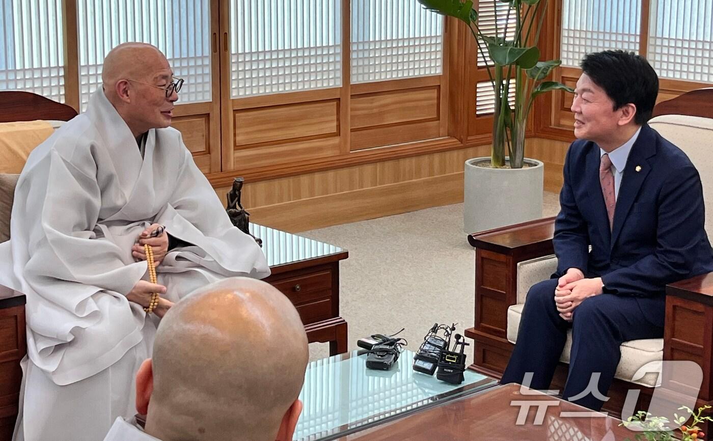 안철수 국민의힘 의원이 19일 서울 종로구 한국불교역사문화기념관에서 조계종 총무원장 진우스님을 예방하고 있다. (안철수 의원실 제공. 재판매 및 DB 금지) 2025.3.19/뉴스1 ⓒ News1 김민지 기자