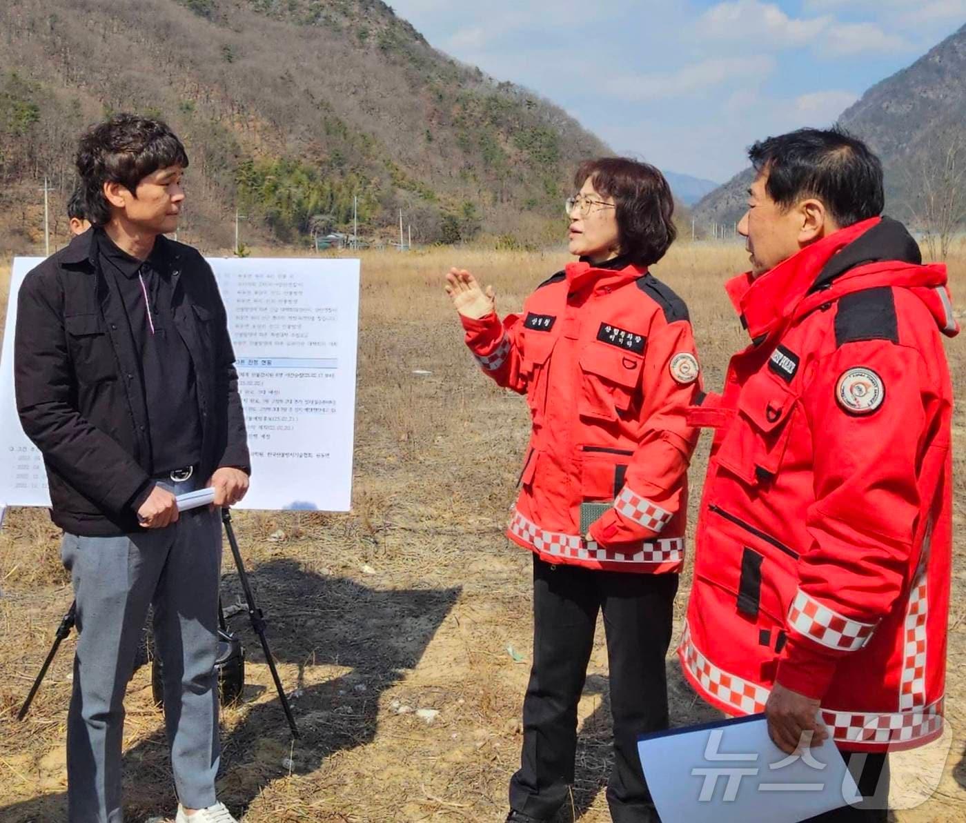 본문 이미지 - 이미라 산림청 차장(오른쪽 두번째)과 나동연 양산시장(맨 오른쪽)이 반복 산불 발생 현장을 점검하고 있다.(산림청 제공. 재판매 및 DB금지)/뉴스1