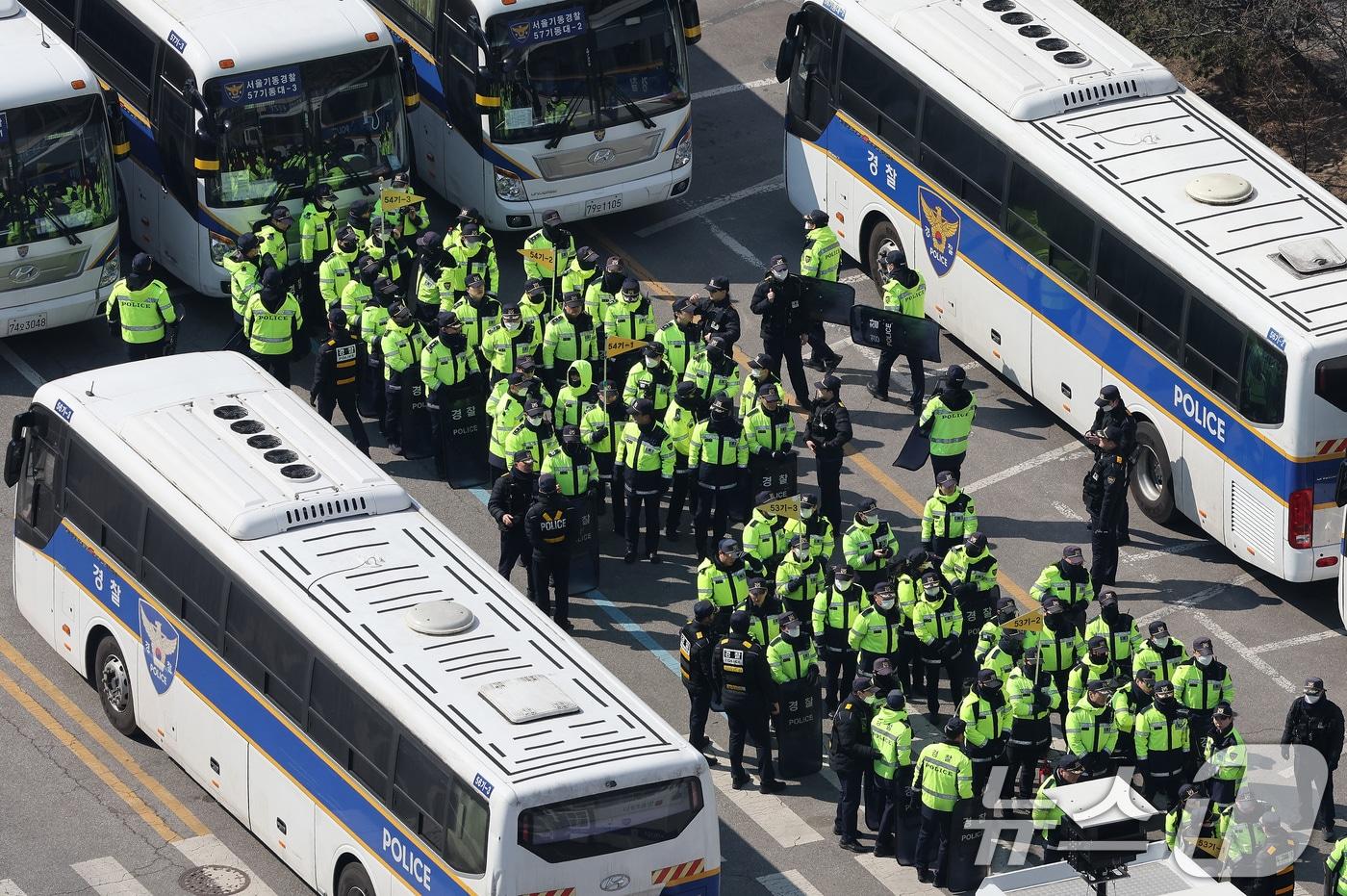 본문 이미지 - 헌법재판소가 윤석열 대통령 탄핵심판 선고기일을 지정하지 않고 역대 대통령 사건 중 최장 기간 심리를 이어가고 있는 19일 서울경찰청 기동본부에서 경찰대원들이 탄핵 선고를 대비해 합동 훈련을 하고 있다. 2025.3.19/뉴스1 ⓒ News1 이동해 기자
