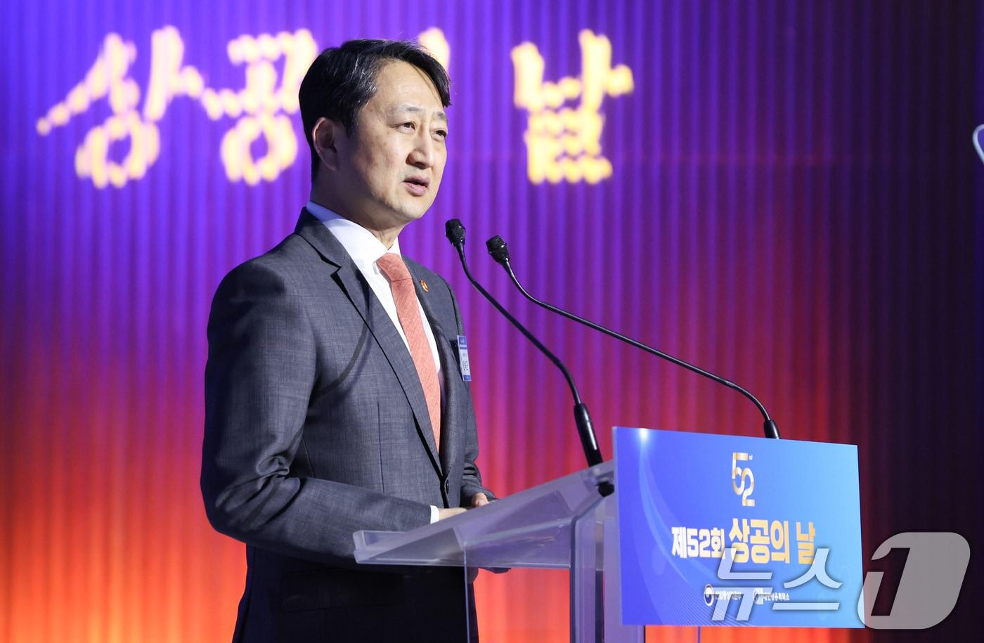 본문 이미지 - 안덕근 산업통상자원부 장관이 19일 서울 중구 대한상의회관 국제회의장에 열린 제52회 상공의 날 기념식에서 축사를 하고 있다. 2025.3.19/뉴스1 ⓒ News1 허경 기자