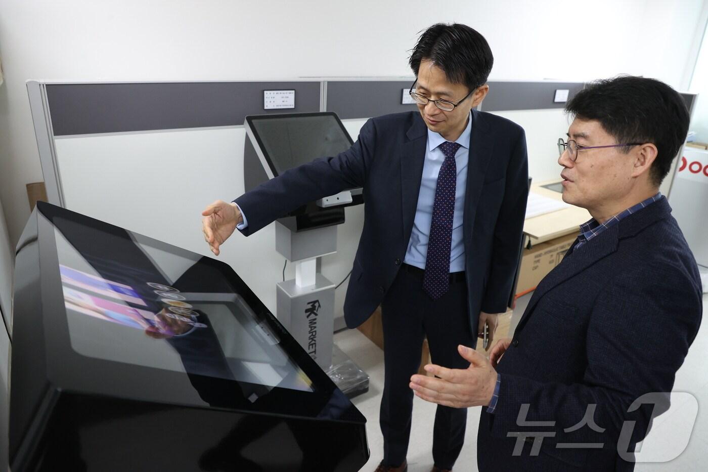 본문 이미지 - 백승보 조달청 차장(왼쪽)이 ’3D 홀로그램 터치 비전‘ 혁신제품 기업인 마케톤 주식회사를 방문해 현장을 점검하고 있다.(조달청 제공.재판매 및 DB금지)/뉴스1 