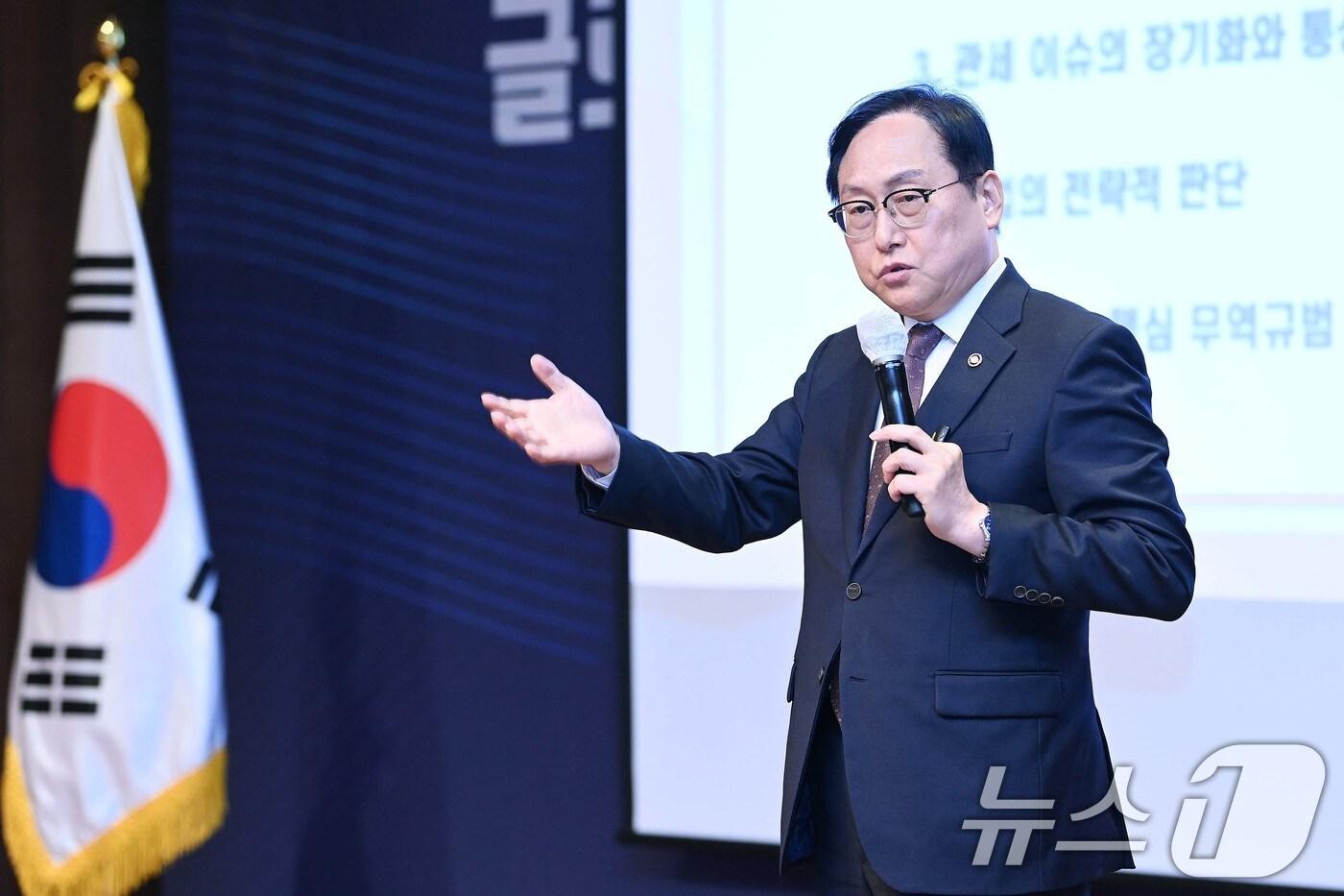 본문 이미지 - 정인교 산업통상자원부 통상교섭본부장이 19일 서울 중구 신라호텔 영빈관에서 열린 '제189회 중견기업 최고경영자 강연회'에서 '글로벌 통상환경 변화 및 대응 전략'이라는 주제로 강연을 하고 있다. (산업통상자원부 제공. 재판매 및 DB 금지) 2025.3.19/뉴스1