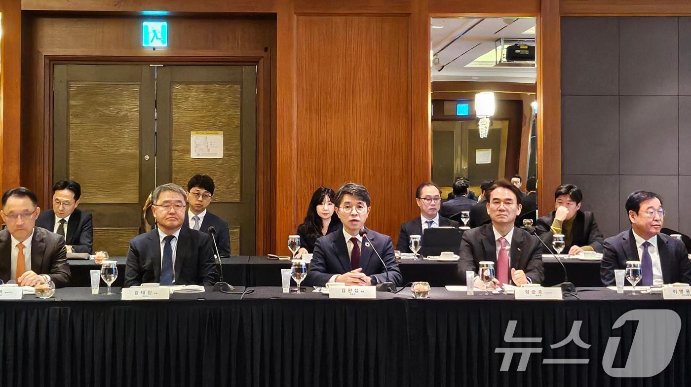 김완섭 환경부장관&#40;앞줄 가운데&#41;이 서울 강남구 그랜드인터컨티넨탈호텔에서 열린 지속가능기업발전협의회&#40;KBCSD&#41; 정책간담회에서 인사말을 하고 있다. &#40;환경부 제공. 재판매 및 DB 금지&#41; 2025.3.19/뉴스1
