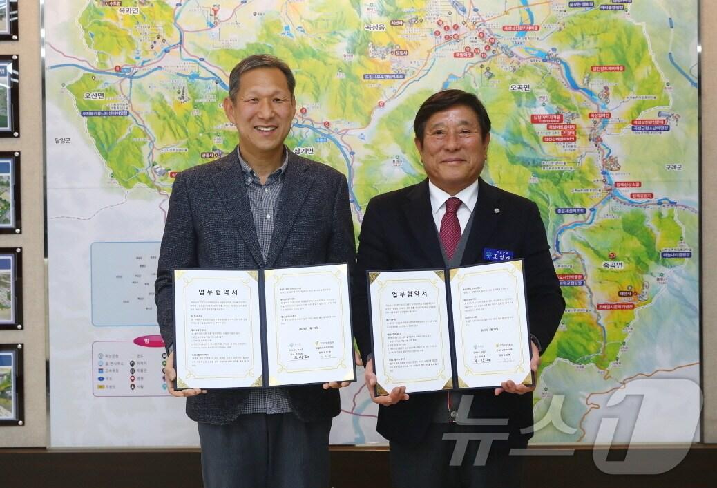 본문 이미지 - 전남 곡성군은 19일 전북 남원시에 있는 친절한신경외과의원과 의료 지원을 위한 업무협약을 체결하고 기념사진을 찍고 있다.(곡성군 제공. 재판매 및 DB 금지)