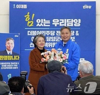 본문 이미지 - 문재인 전 대통령의 배우자 김정숙 여사가 19일 이재종 더불어민주당 담양군수 후보 개소식을 찾아 격려하고 있다.(캠프 제공. 재배포 및 DB 금지)