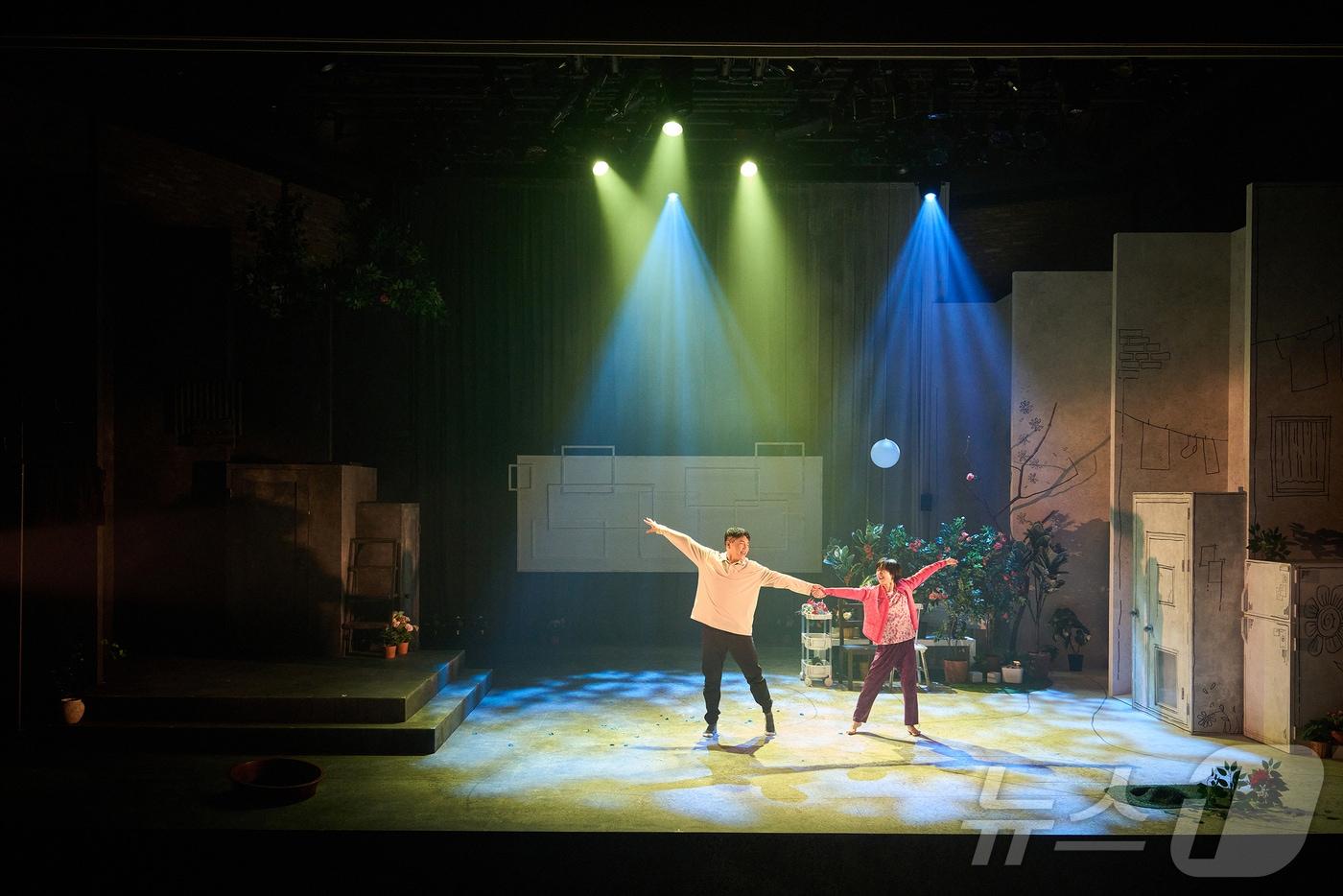 연극 '꽃, 별이지나'가 다음달 11~12일 김해문화의전당에서 선보인다. 사진은 공연 모습.(김해시 제공. 재판매 및 DB금지)