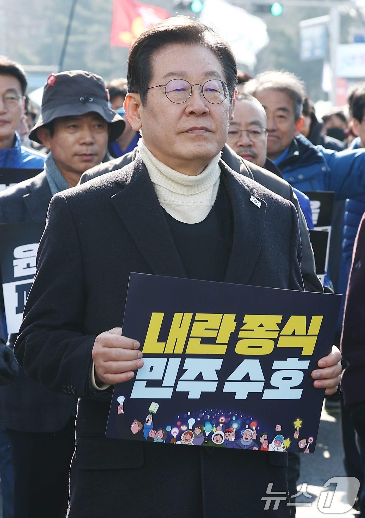 본문 이미지 - 이재명 더불어민주당 대표가 19일 오후 서울 여의도 국회에서 방탄복을 입고 윤석열 대통령 파면을 촉구하며 광화문으로 행진하고 있다. 2025.3.19/뉴스1 ⓒ News1 김민지 기자