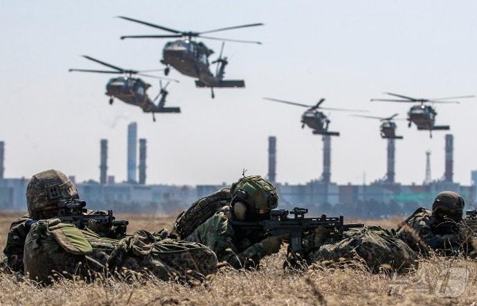 본문 이미지 - 19일 인천시 서구 장도훈련장에서 장병들이 한미 연합 공중기동 훈련을 하고 있다. (육군 제17보병사단 제공) / 뉴스1