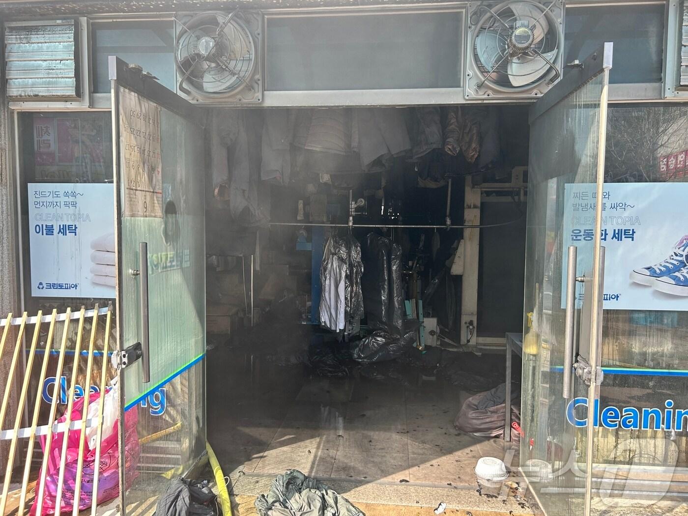 본문 이미지 - 19일 오후 2시 34분쯤 광주 광산구 우산동의 한 세탁소에서 불이 나 내부가 그을리거나 불에 탄 모습. (광주 광산구 제공. 재판매 및 DB 금지)