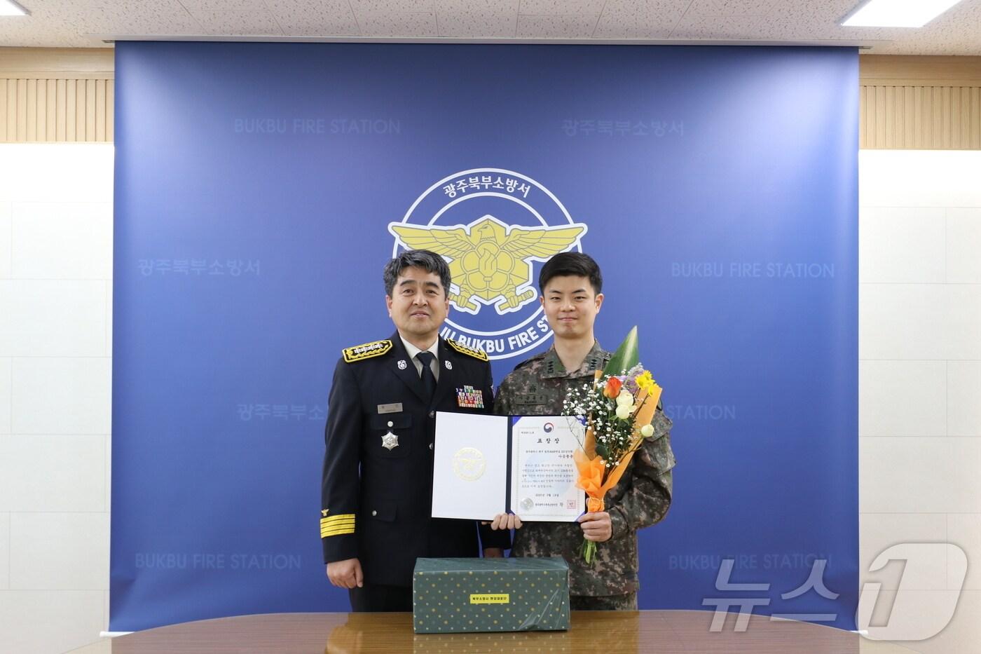 본문 이미지 - 19일 광주 북부소방서는 육군31보병사단 소속 사공동윤 대위에게 표창장을 수여하고 있다. (광주 북부소방 제공. 재판매 및 DB 금지)