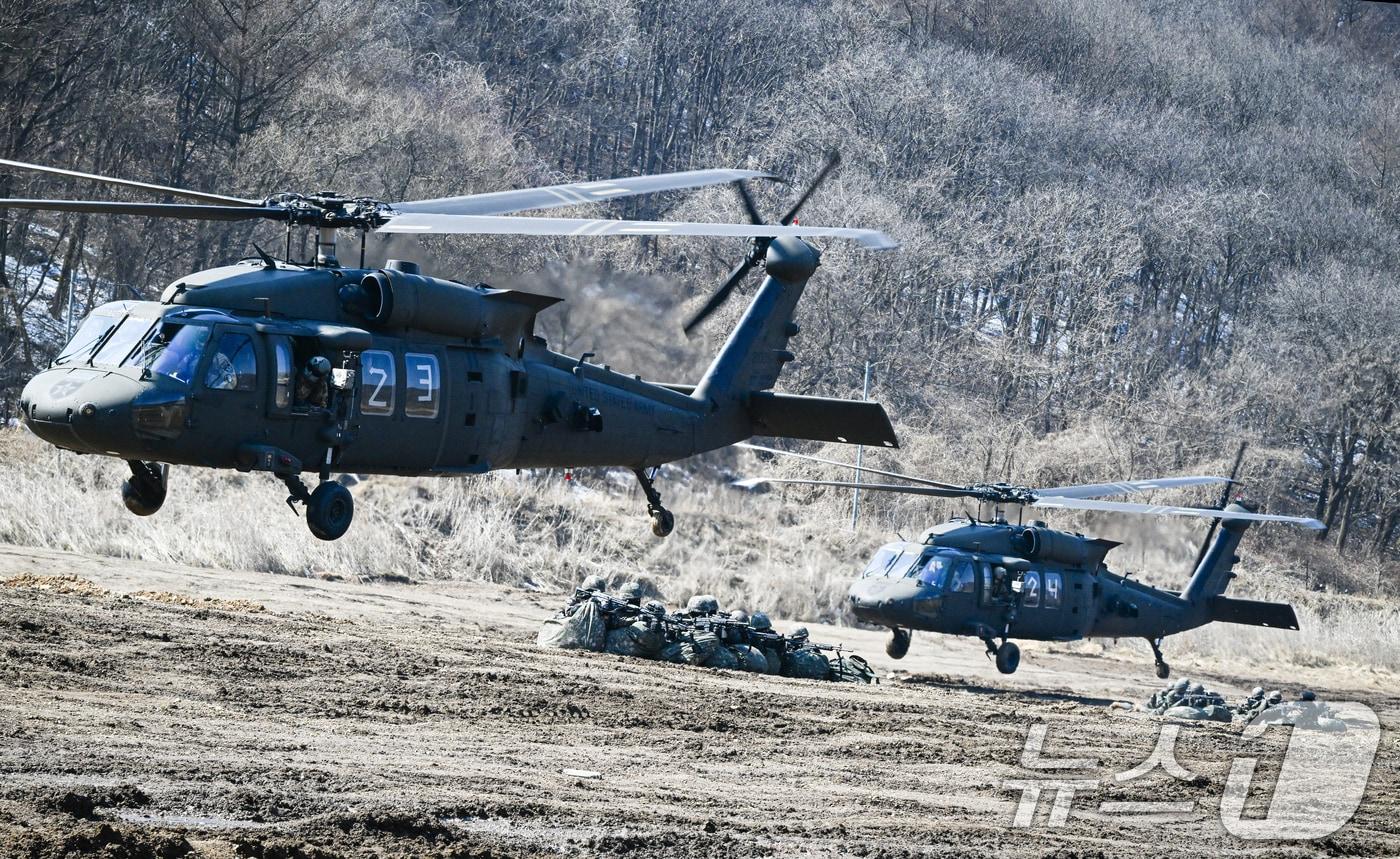공중기동훈련에 참가한 미2사단/한미연합사단 소속 블랙호크(UH-60) 헬기가 목표지역에 착륙하고 있다. (육군 제공. 재판매 및 DB 금지) 2025.3.19/뉴스1