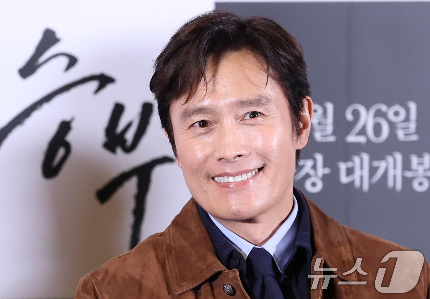 배우 이병헌이 19일 서울 용산구 CGV용산아이파크몰에서 열린 영화 '승부‘ 언론시사회 및 기자간담회에 참석해 환한 미소를 짓고 있다. '승부'는 대한민국 최고의 바둑 레전드 조훈현(이병헌 분)이 제자와의 대결에서 패한 후 타고난 승부사 기질로 다시 한번 정상에 도전하는 이야기를 그렸다. 2025.3.19/뉴스1 ⓒ News1 권현진 기자