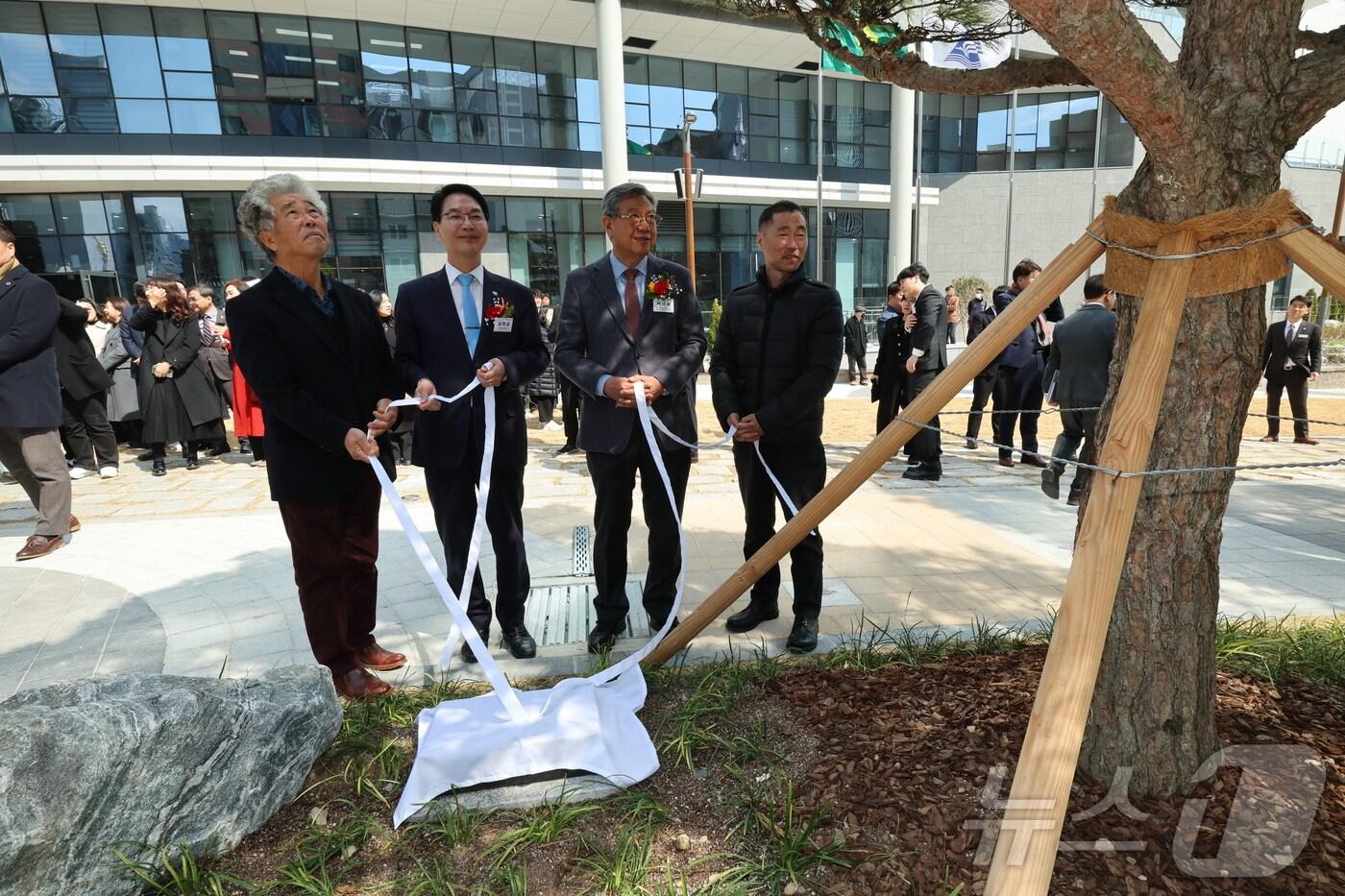 고창군이 19일 자매결연도시인 부산광역시 동래구의 신청사 개청식에 참석해 축하의 뜻을 전하고, 두 도시 간의 교류와 협력을 강화하기로 약속했다. 장준용 동래구청장, 심덕섭 고창군수 등이  동래구청 신청사에서 기념식수하고 있다.(고창군 제공. 재판매 및 DB금지)