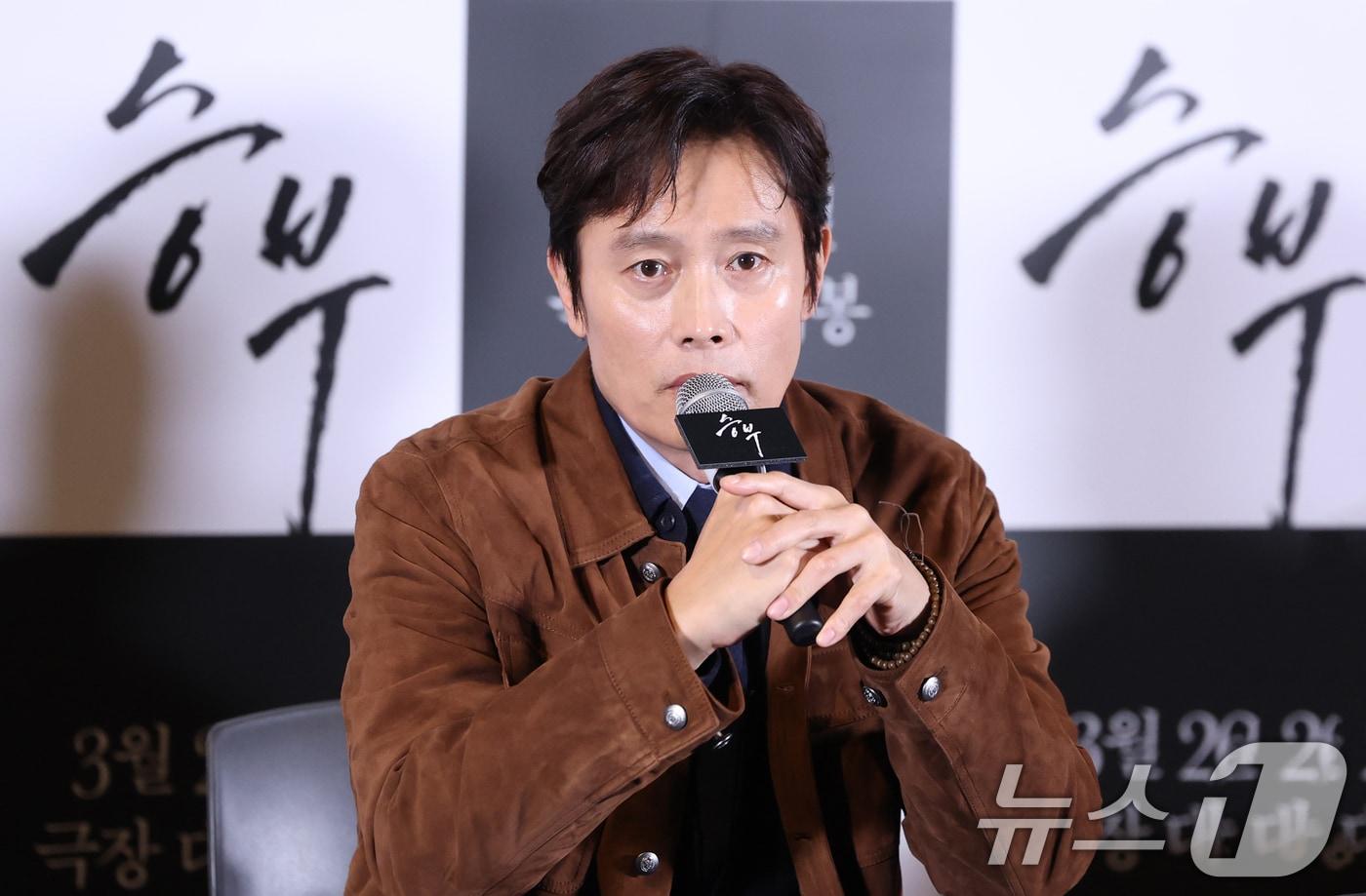 배우 이병헌이 19일 서울 용산구 CGV용산아이파크몰에서 열린 영화 '승부‘ 언론시사회에 참석해 유아인과의 호흡에 대한 취재진의 질문에 답하고 있다. '승부'는 대한민국 최고의 바둑 레전드 조훈현(이병헌 분)이 제자와의 대결에서 패한 후 타고난 승부사 기질로 다시 한번 정상에 도전하는 이야기를 그렸다. 2025.3.19/뉴스1 ⓒ News1 권현진 기자