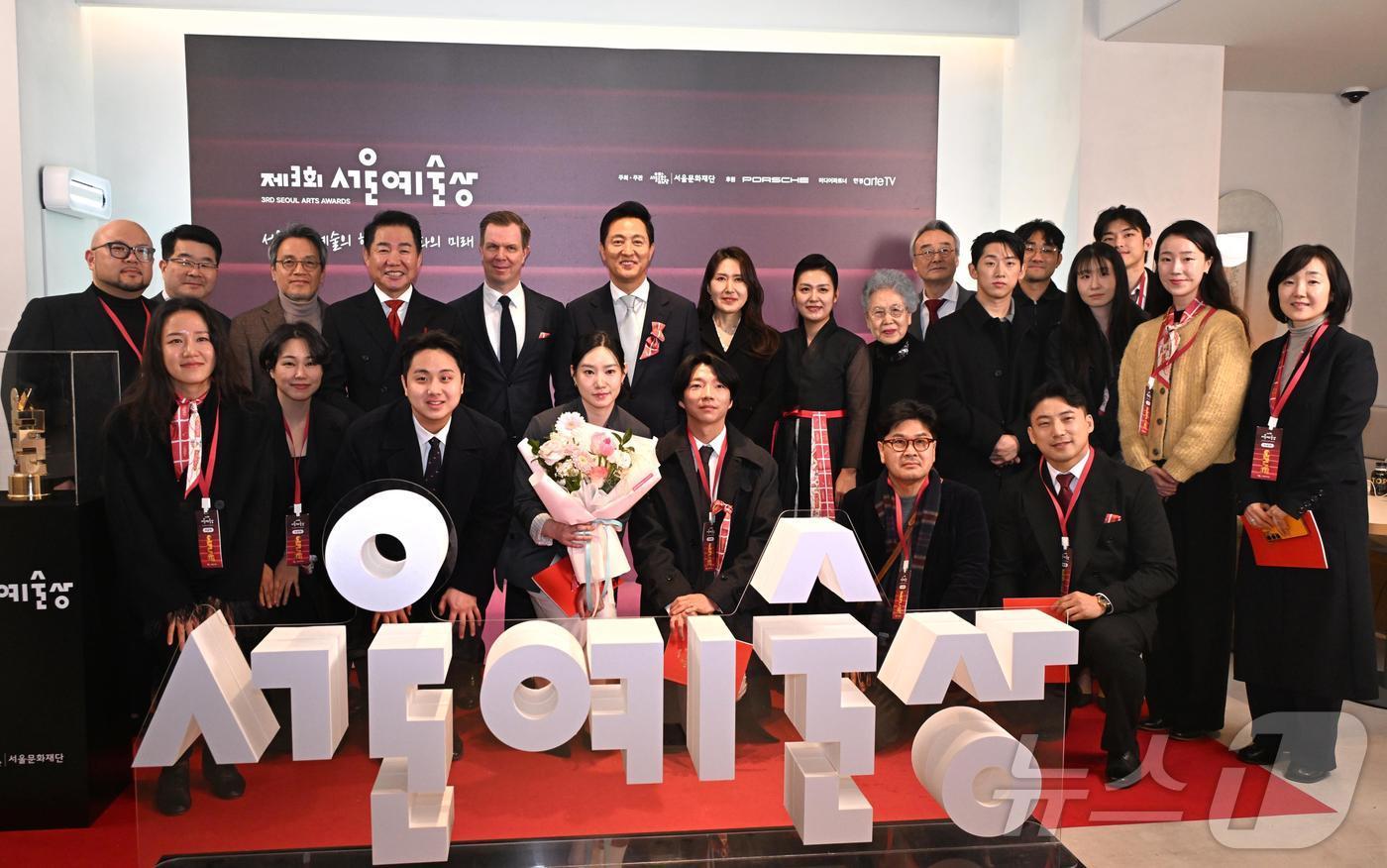 본문 이미지 - 오세훈 서울시장이 19일 국립극장에서 열린 '제3회 서울예술상' 시상식에서 수상자들과 기념사진을 촬영하고 있다.(서울시 제공)