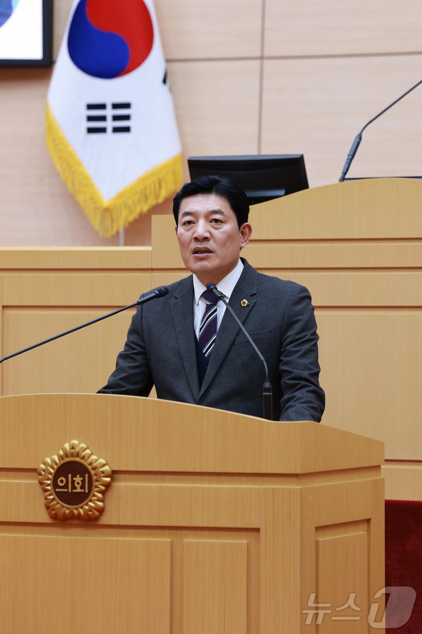 본문 이미지 - 전남도의회 정철 의원이 건의안에 대한 제안 설명을 하고 있다.(전남도의회 제공, 재판매 및 DB 금지) 