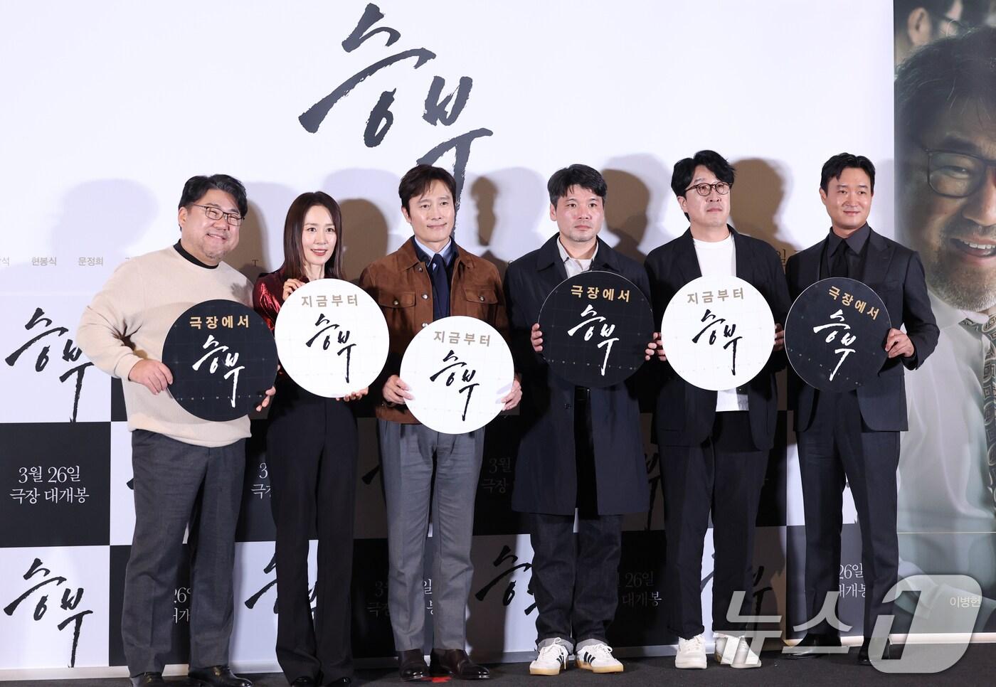 배우 고창석(왼쪽부터)과 문정희, 이병헌, 김형주 감독, 현봉식, 조우진이 19일 서울 용산구 CGV용산아이파크몰에서 열린 영화 '승부‘(감독 김형주) 언론시사회에 참석해 포즈를 취하고 있다. '승부'는 대한민국 최고의 바둑 레전드 조훈현(이병헌 분)이 제자와의 대결에서 패한 후 타고난 승부사 기질로 다시 한번 정상에 도전하는 이야기를 그렸다. 2025.3.19/뉴스1 ⓒ News1 권현진 기자