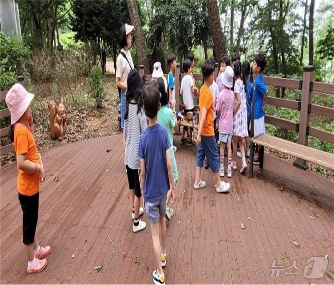 본문 이미지 - 부안군이 부안읍 서림공원 내 유아숲체험원을 개장하고 11월까지 산림교육 프로그램을 운영한다.(부안군 제공, 재판매 및 DB금지) 