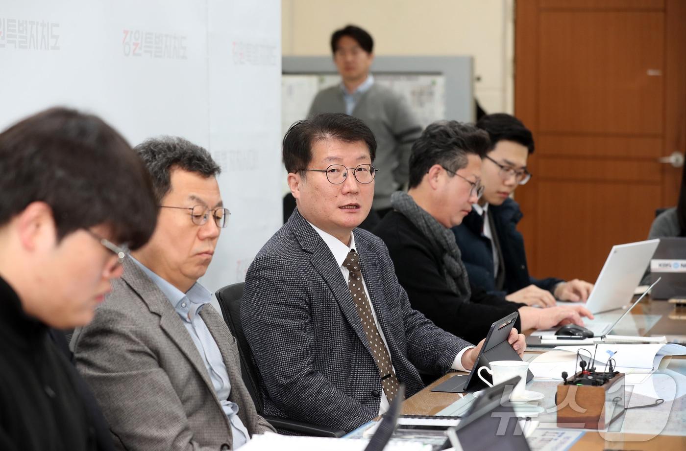 본문 이미지 - 여중협 강원도 행정부지사가 19일 도청 기자실에서 간담회를 갖고 캠프페이지 부지에 대한 의견을 밝히고 있다.(강원도 제공, 재판매 및 DB금지) 