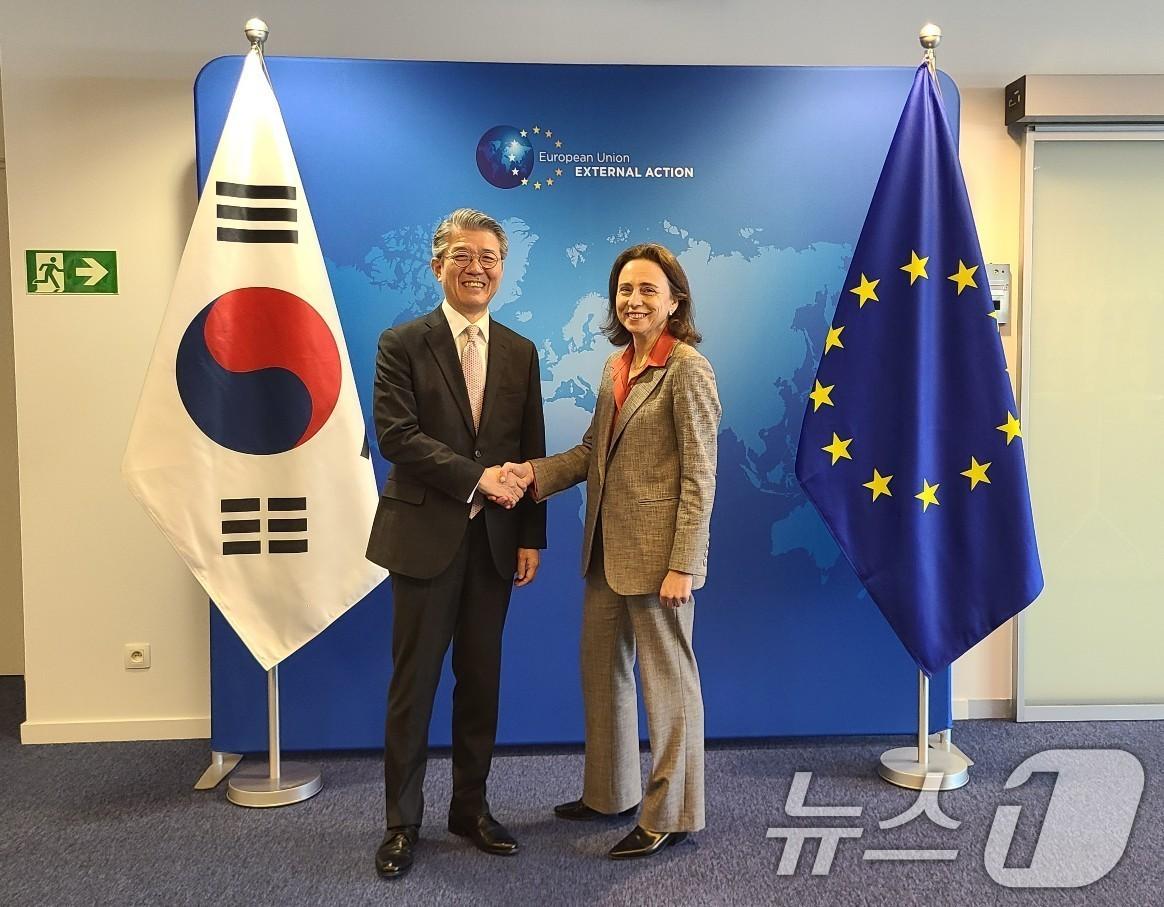 본문 이미지 - 김홍균 외교부 제1차관이 18일(현지시간) 벨기에 브뤼셀을 방문해 벨렌 마르티네즈 카르보넬 EU 대외관계청(EEAS) 사무총장과 면담 후 기념 촬영을 하고 있다. (외교부 제공. 재판매 및 DB 금지) 2025.3.19/뉴스1