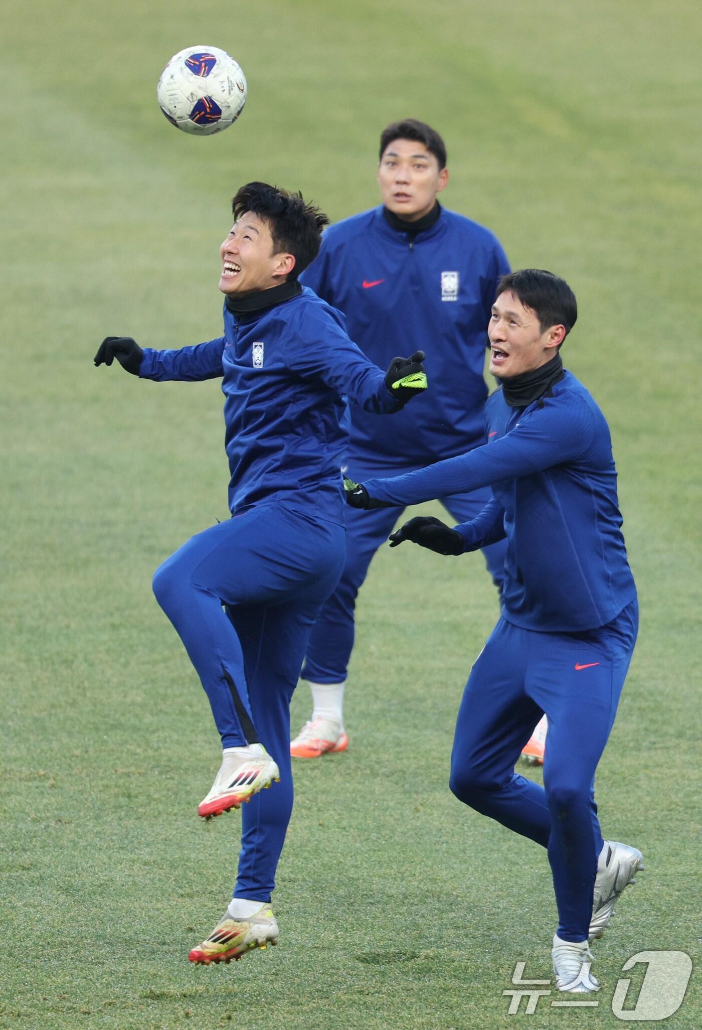 본문 이미지 - 대한민국 축구대표팀 손흥민이 19일 오후 경기 고양시 고양종합운동장에서 오만과의 경기를 앞두고 훈련하고 있다. 홍명보 감독이 이끄는 축구대표팀은 오는 20일 고양종합운동장에서 오만과 2026 FIFA 북중미 월드컵 아시아 지역 3차 예선 B조 조별리그 7차전을 치른다. 2025.3.19/뉴스1 ⓒ News1 신웅수 기자