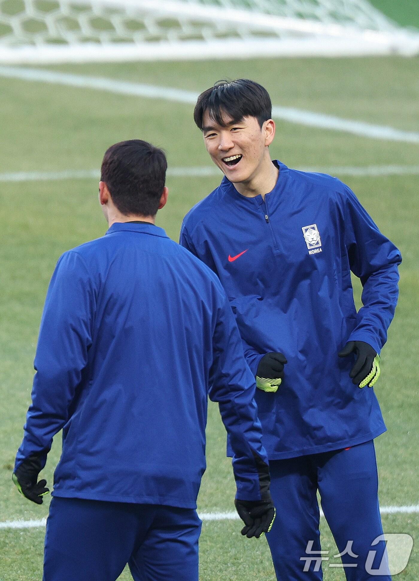 본문 이미지 - 대한민국 축구대표팀 황인범이 19일 오후 경기 고양시 고양종합운동장에서 오만과의 경기를 앞두고 훈련하고 있다. 홍명보 감독이 이끄는 축구대표팀은 오는 20일 고양종합운동장에서 오만과 2026 FIFA 북중미 월드컵 아시아 지역 3차 예선 B조 조별리그 7차전을 치른다. 2025.3.19/뉴스1 ⓒ News1 신웅수 기자