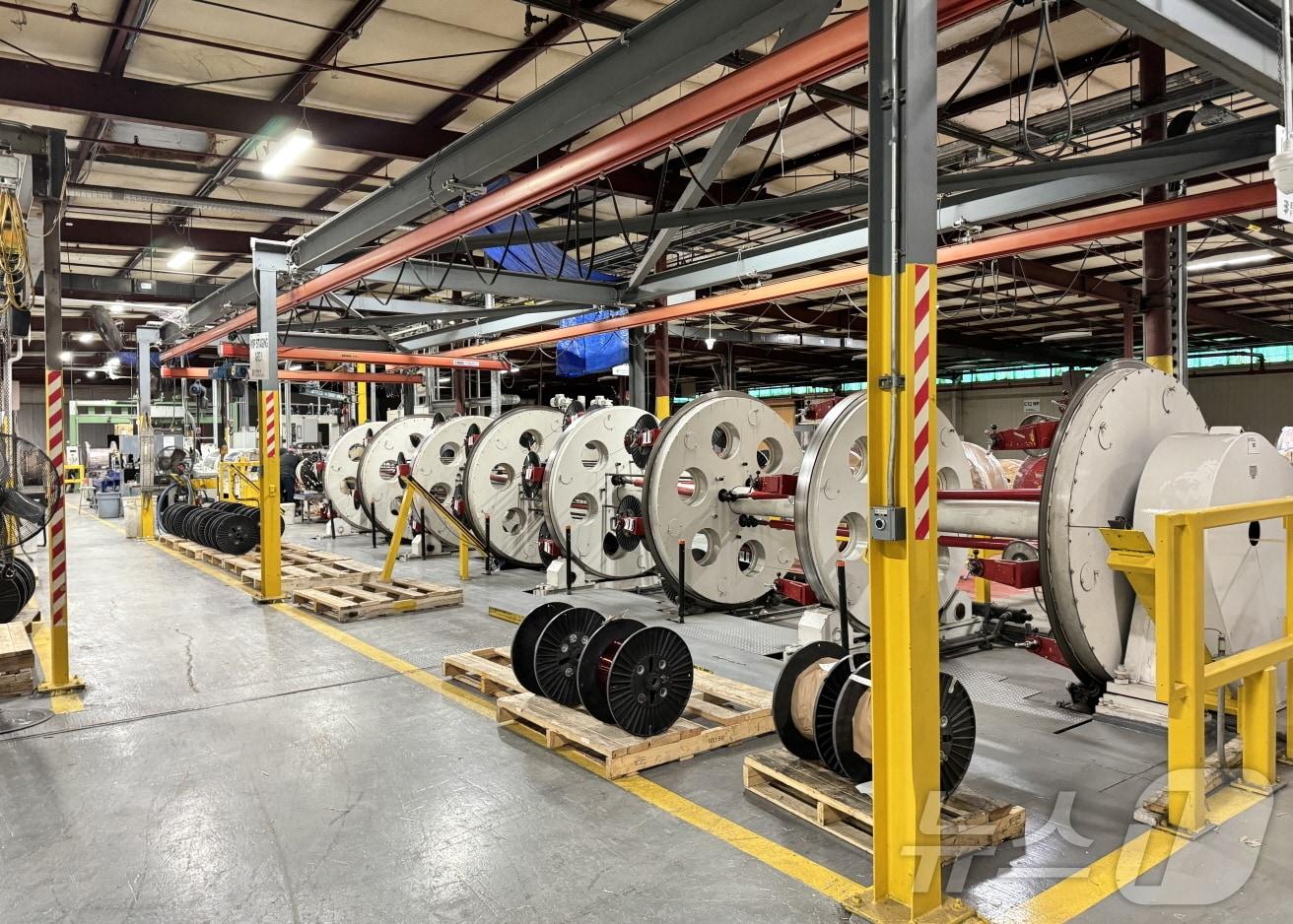 본문 이미지 - 사진은 에식스솔루션즈 북미 공장 내 변압기용 특수 권선 설비. &#40;사진제공 = LS&#41; 