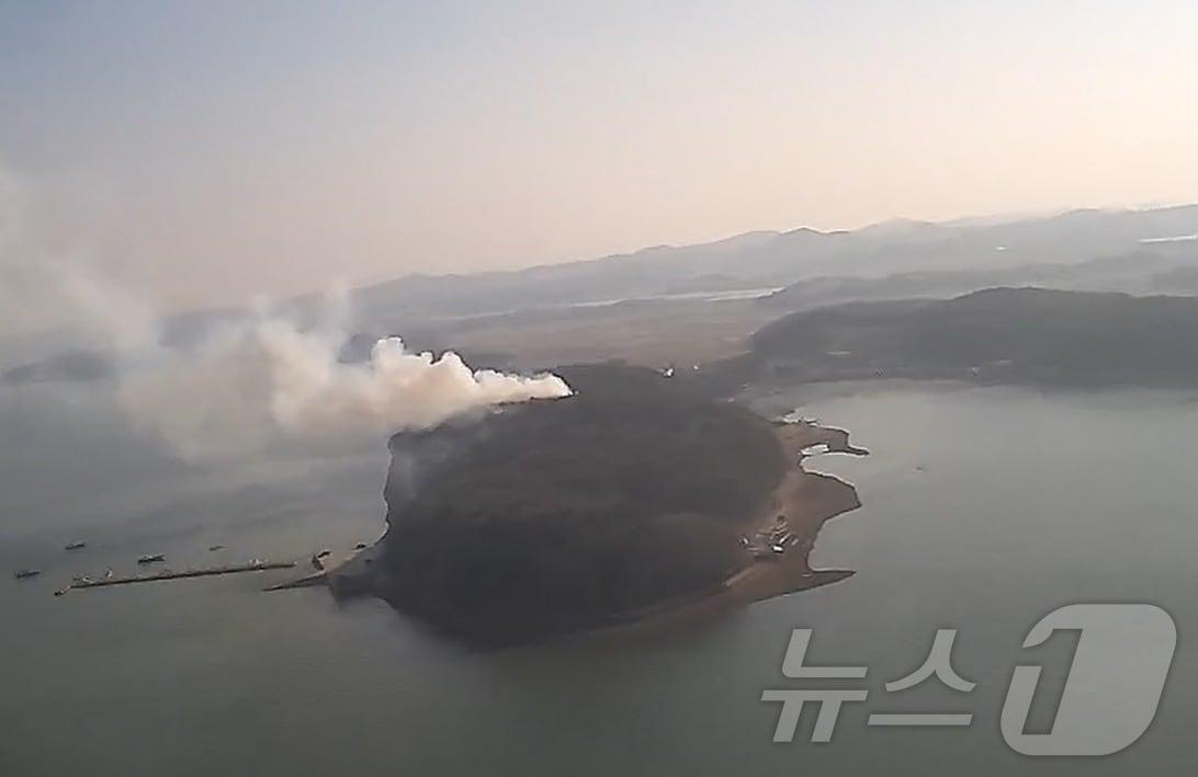 본문 이미지 - 태안군 안면읍 중장리 임야 산불 현장.(산림청 제공..재판매 및 DB금지)/뉴스1