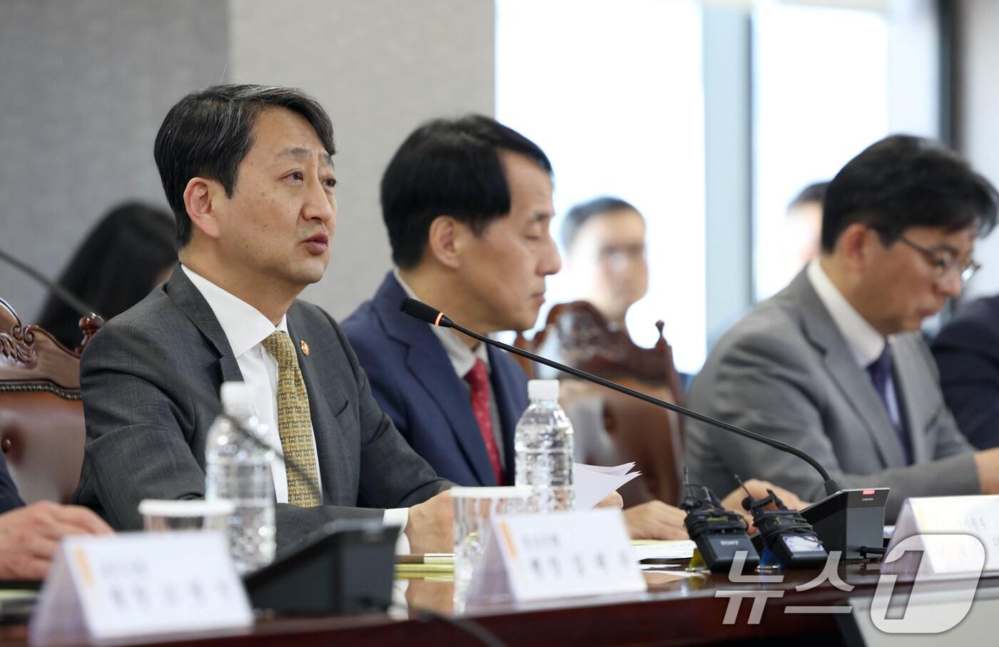 본문 이미지 - 안덕근 산업통상자원부 장관이 서울 중구 전국은행연합회 회의실에서 열린 수출 중소·중견기업 간담회에서 모두 발언을 하고 있다. (산업부 제공. 재판매 및 DB 금지) 2025.3.19/뉴스1 ⓒ News1 김명섭 기자