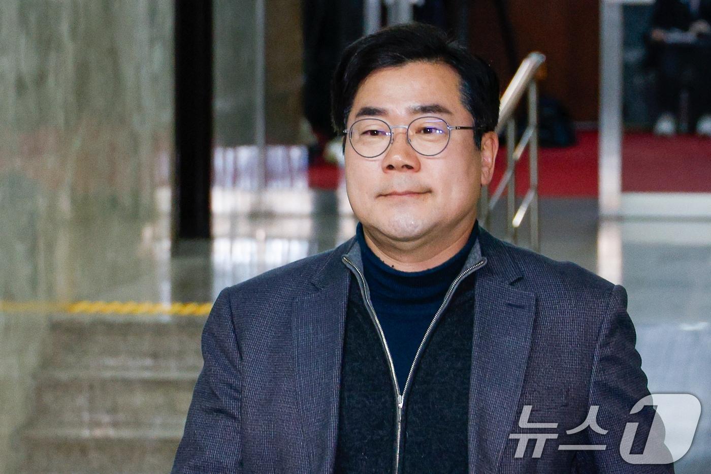 본문 이미지 - 박찬대 더불어민주당 원내대표가 19일 저녁 서울 여의도 국회에서 비공개로 열린 비상의원총회에 입장하고 있다. 2025.3.19/뉴스1 ⓒ News1 안은나 기자