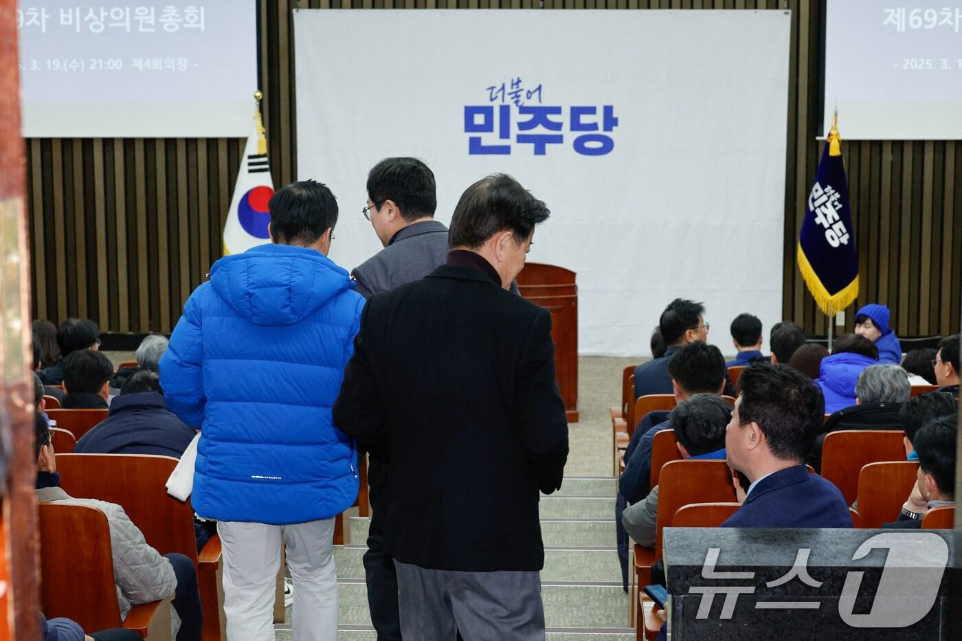 박찬대 더불어민주당 원내대표와 박성준 원내수석부대표가 19일 저녁 서울 여의도 국회에서 비공개로 열린 비상의원총회에 참석해 대화하고 있다. 2025.3.19/뉴스1 ⓒ News1 안은나 기자