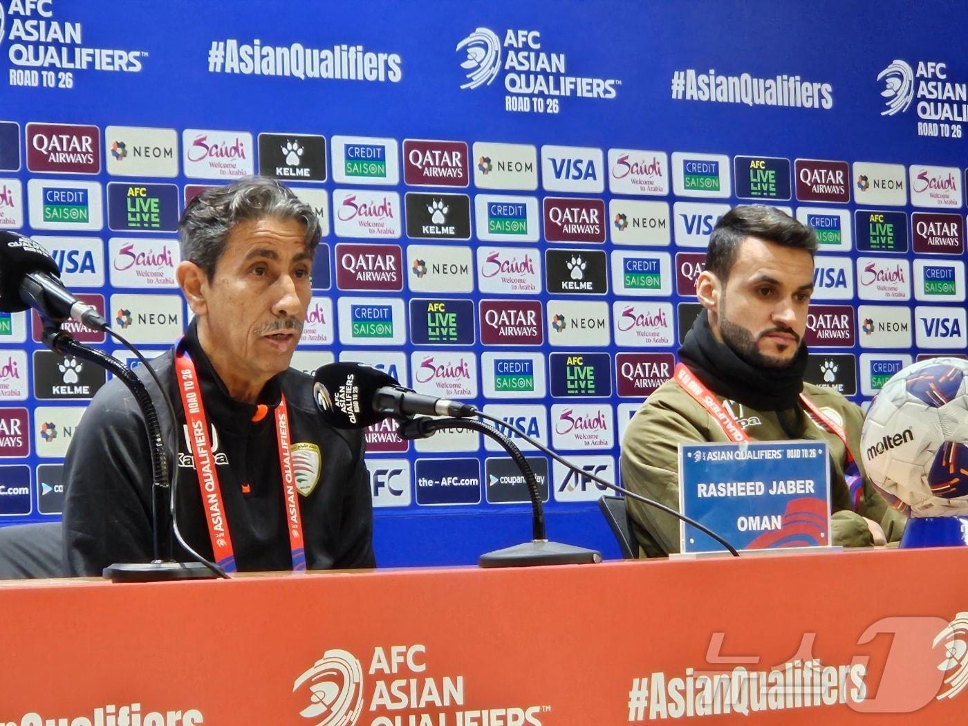 본문 이미지 - 라시드 자베르 오만 감독(왼쪽)과 알리 알 부사이디ⓒ News1 안영준 기자 