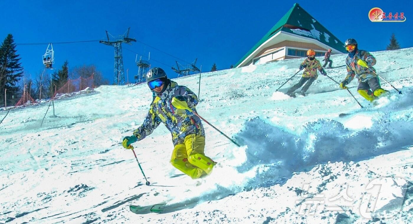 (평양 노동신문=뉴스1) = 북한 노동당 기관지 노동신문은 2일 "인민들의 문화정서적 요구를 최상의 수준에서 충족시키고 국제관광도 활성화해 나갈 수 있는 백두산지구, 그의 또 하나의 매력은 체육관광명소＂라고 선전했다. [국내에서만 사용가능. 재배포 금지. DB 금지. For Use Only in the Republic of Korea. Redistribution Prohibited] rodongphoto@news1.kr