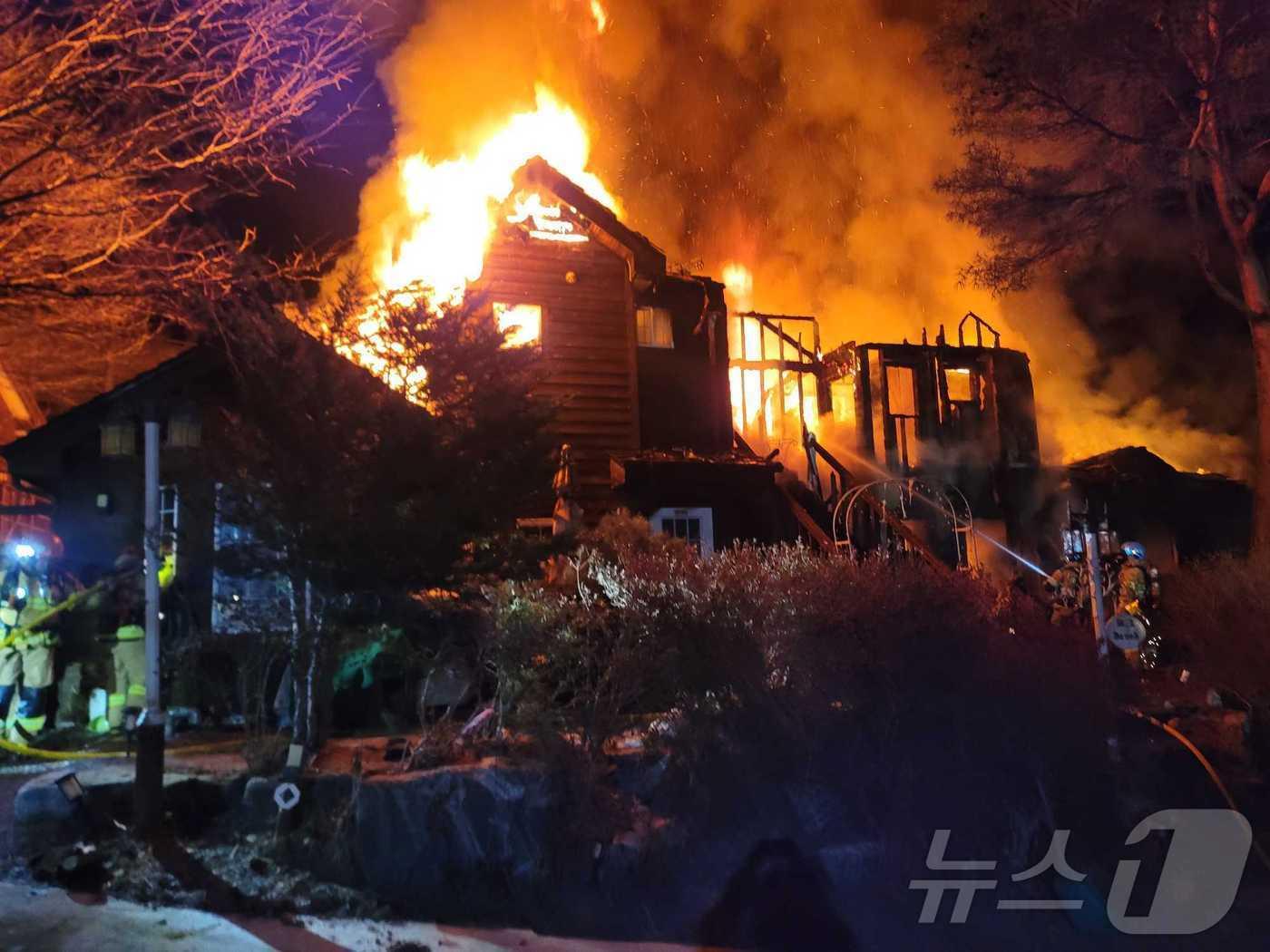 본문 이미지 - 평창 봉평면 펜션 화재현장.(강원도소방본부 제공, 재판매 및 DB 금지) 2025.3.2/뉴스1